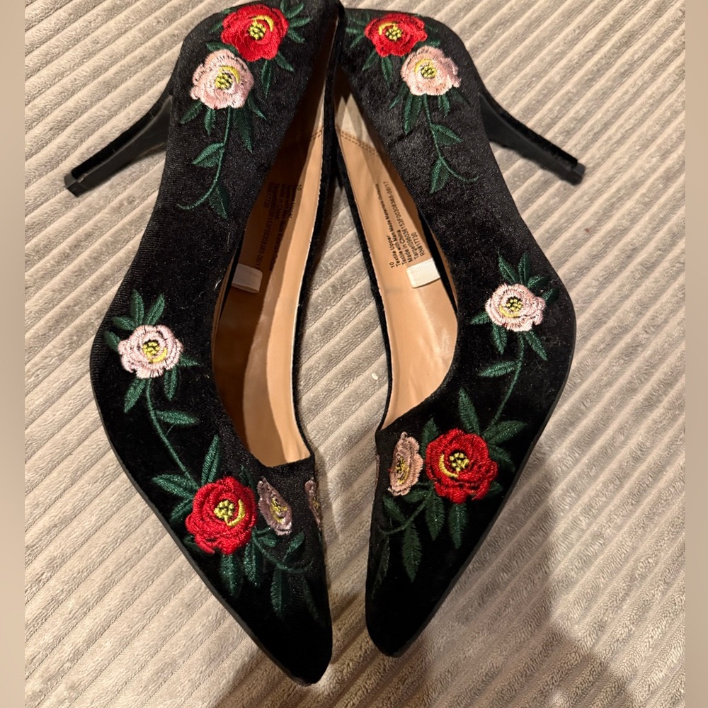 Brand New Black Velvet Pointed-Toe Pumps with Floral Embroidery - Size 10